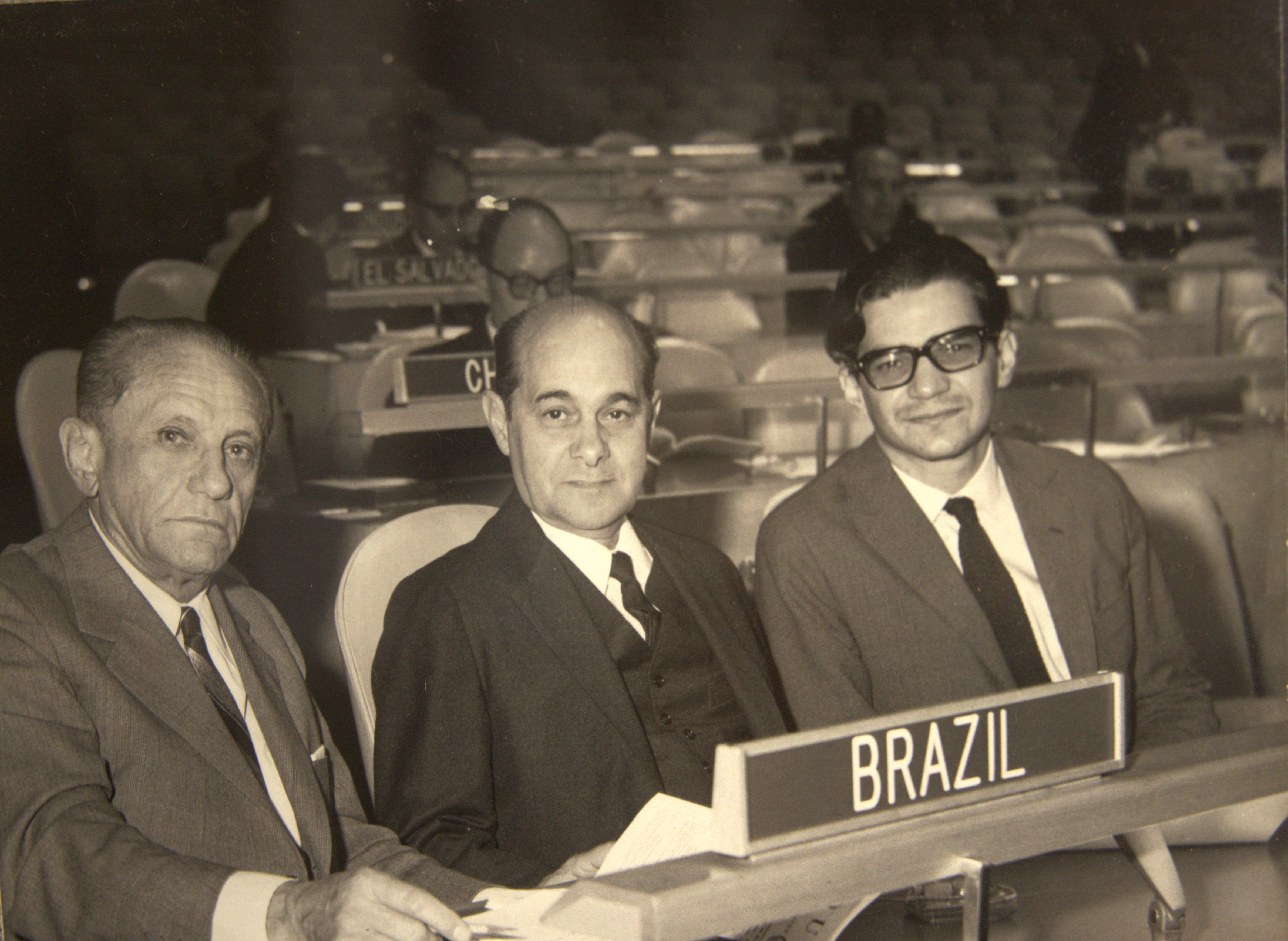 Jeronimo Moscardo, o primeiro da direita para a esquerda, usando óculos, participa de delegação brasileira em missão na ONU. Ao seu lado está o político Tancredo Neves.